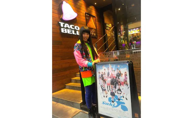 【写真を見る】「TACO BELL」を訪れた廣田あいか