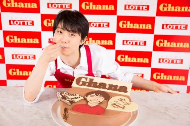 【写真を見る】羽生結弦選手、カメラ目線でチョコレートケーキをパクリ！