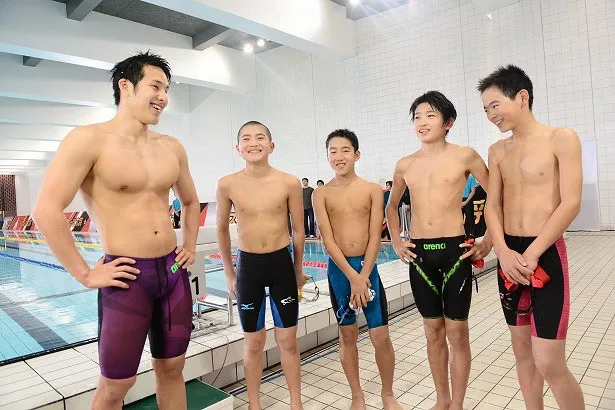 瀬戸大也選手(写真左)と言葉を交わし、うれしそうなキッズたち