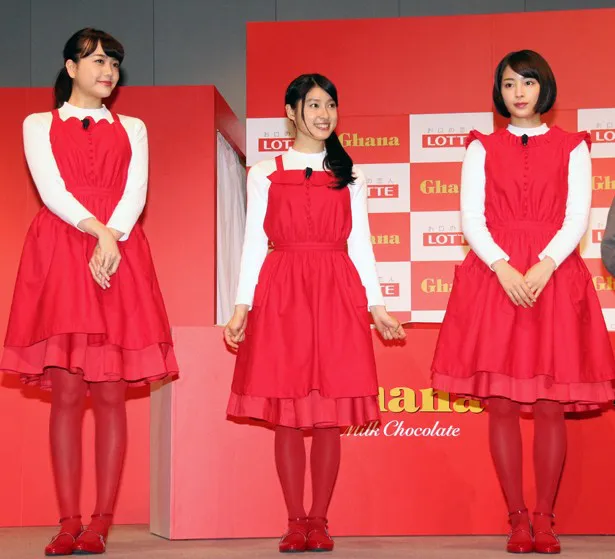 【写真を見る】土屋太鳳、松井愛莉、広瀬すずはガーナカラーの真っ赤なエプロン、スカート、ストッキングで登場