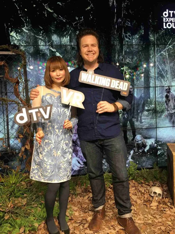 【写真を見る】名古屋にて行われた「dTV VR体験ラウンジ」オープン記念イベントに、中川翔子と「ウォーキング・デッド」に出演するジョシュ・マクダーミットが登場