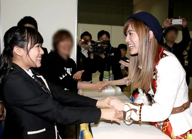 憧れの松井珠理奈と握手ができてうれしそうな福士奈央