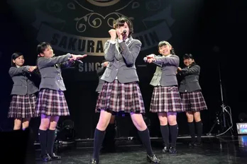 さくら学院がバレンタインライブ!森先生と恋ダンスも