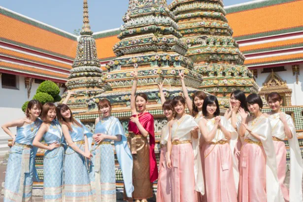 タイの正装「シワーライ」に身を包んだチーム・負けん気は、タイの名所、ワット・ポーを訪問し、身も心も清めた