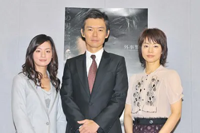 渡部篤郎、石田ゆり子、尾野真千子らは制作発表でお互いに話題をふるなどチームワークの良さを見せた
