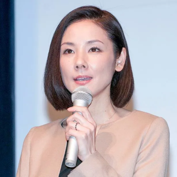 吉田羊 クールビューティーなメガネ 美脚shotに反響 本当にお美しい Webザテレビジョン