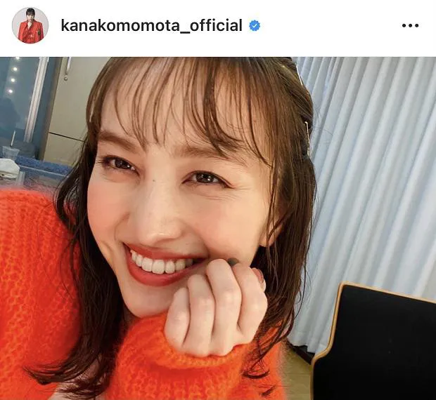 【写真を見る】“ももクロ”百田夏菜子、ハロウィンカラーのニットで笑顔の自撮りSHOT！
