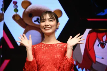 内田理央、あざやかな赤のドレス姿で“アブナイ願望”告白「吸血鬼に血を吸ってほしい」