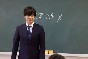 “恐怖の進学校教師”田中圭、強烈な笑顔で生徒とバトルを展開！＜先生を消す方程式。＞