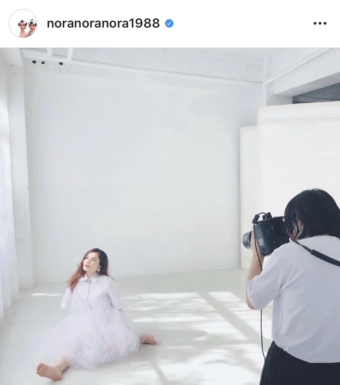 【写真を見る】平野ノラ、日に照れされて美しい…！純白衣装のアートなSHOT