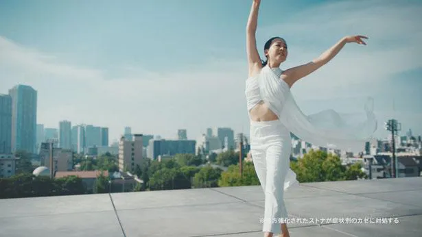 【写真を見る】真っ白な衣装でコンテンポラリーダンスを踊る浅田真央