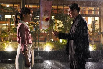 <極主夫道>バラを差し出す玉木宏“龍”…川口春奈“美久”との出会いが明らかになる新シーン写真公開