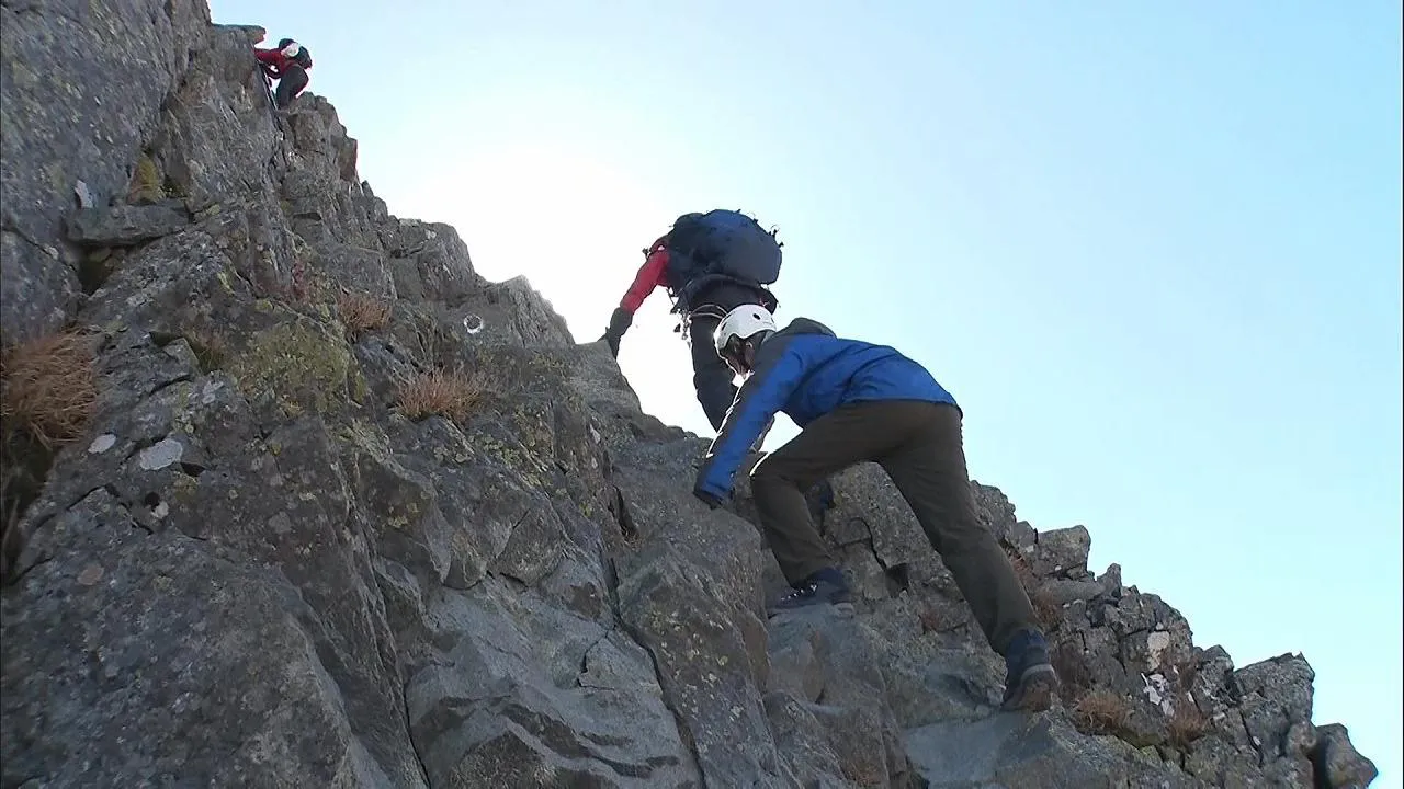【写真を見る】奥穂高岳に登って自ら標高を調査するロイ