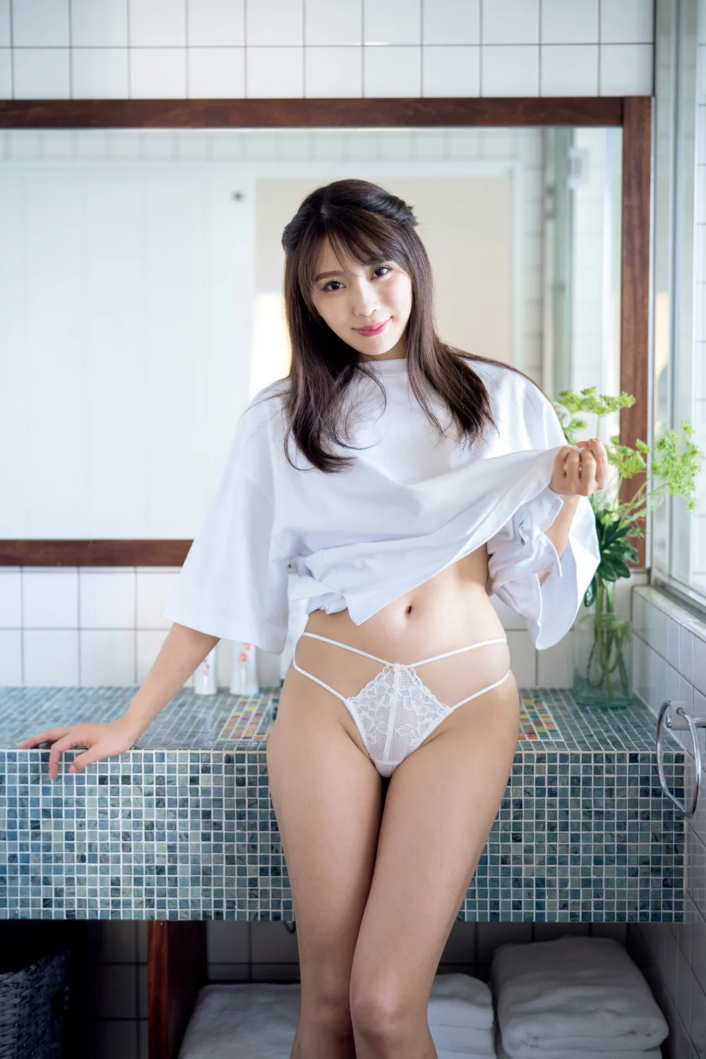 【写真を見る】“日本一エロすぎるグラドル”森咲智美にしか着られない!?　セクシー水着カットも多数掲載