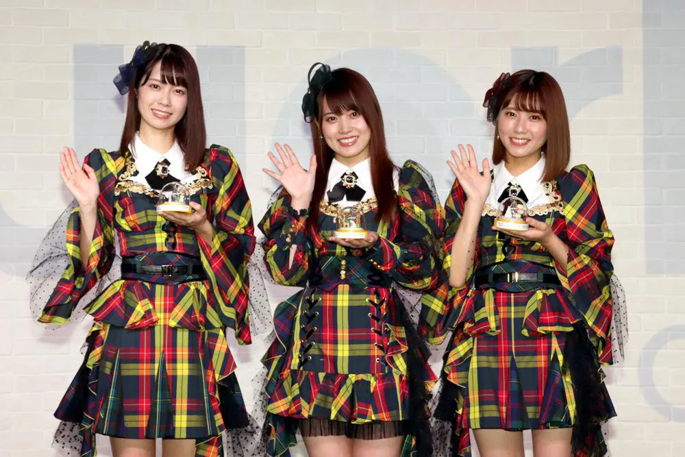 「SMALL WORLDS TOKYO」アンバサダー就任式に出席したAKB48の小田えりな、岡部麟、清水麻璃亜(写真左から)