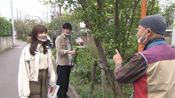 【写真を見る】指原莉乃、田中直樹が“お散歩マニア”と街中を散策