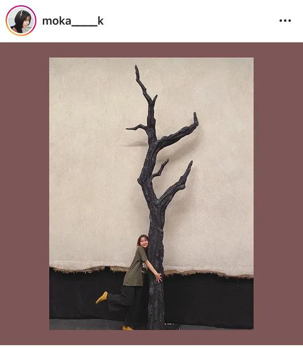 【写真を見る】舞台セットの大きな樹に抱きついた写真と共に公演終了への思いを吐露した上白石萌歌(ほか江口洋介との2SHOTなど)