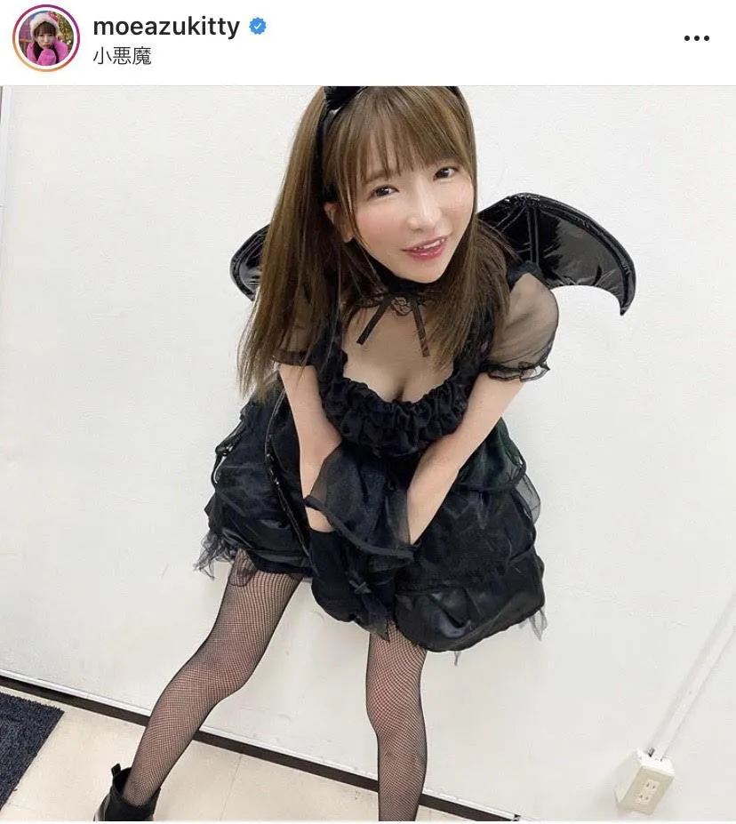 【写真を見る】まさに"小悪魔"…！もえのあずき、超胸元大胆なハロウィンコスプレを披露(ほか、"胸元露わ"な黒ビキニ姿)