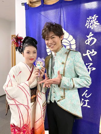 新浜レオン、“憧れの存在”藤あや子との初共演が実現！ コンサートへのゲスト出演で感動の表情を披露