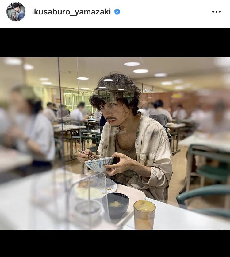 ※山崎育三郎公式Instagram(ikusaburo_yamazaki)のスクリーンショット