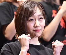 須田亜香里　太ももあらわな大胆ミニワンピに「生足美しい！」「ボディラインきれい！」