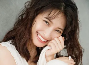 大政絢、上品な大人の色気あふれる“2021年度カレンダー”発売決定