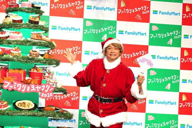 香取慎吾が今年もファミリーマートのクリスマスキャンペーン発表会に登場し、ツリーの除幕のほか、自らも光る”セルフ点灯”も行った