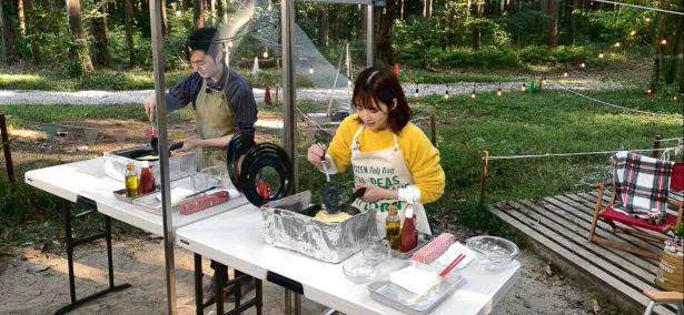 一生懸命に料理に取り組む内田真礼