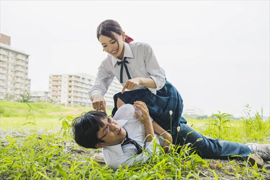 山里(仲野太賀)に馬乗りになって脇腹をつつく舞香(山本舞香)