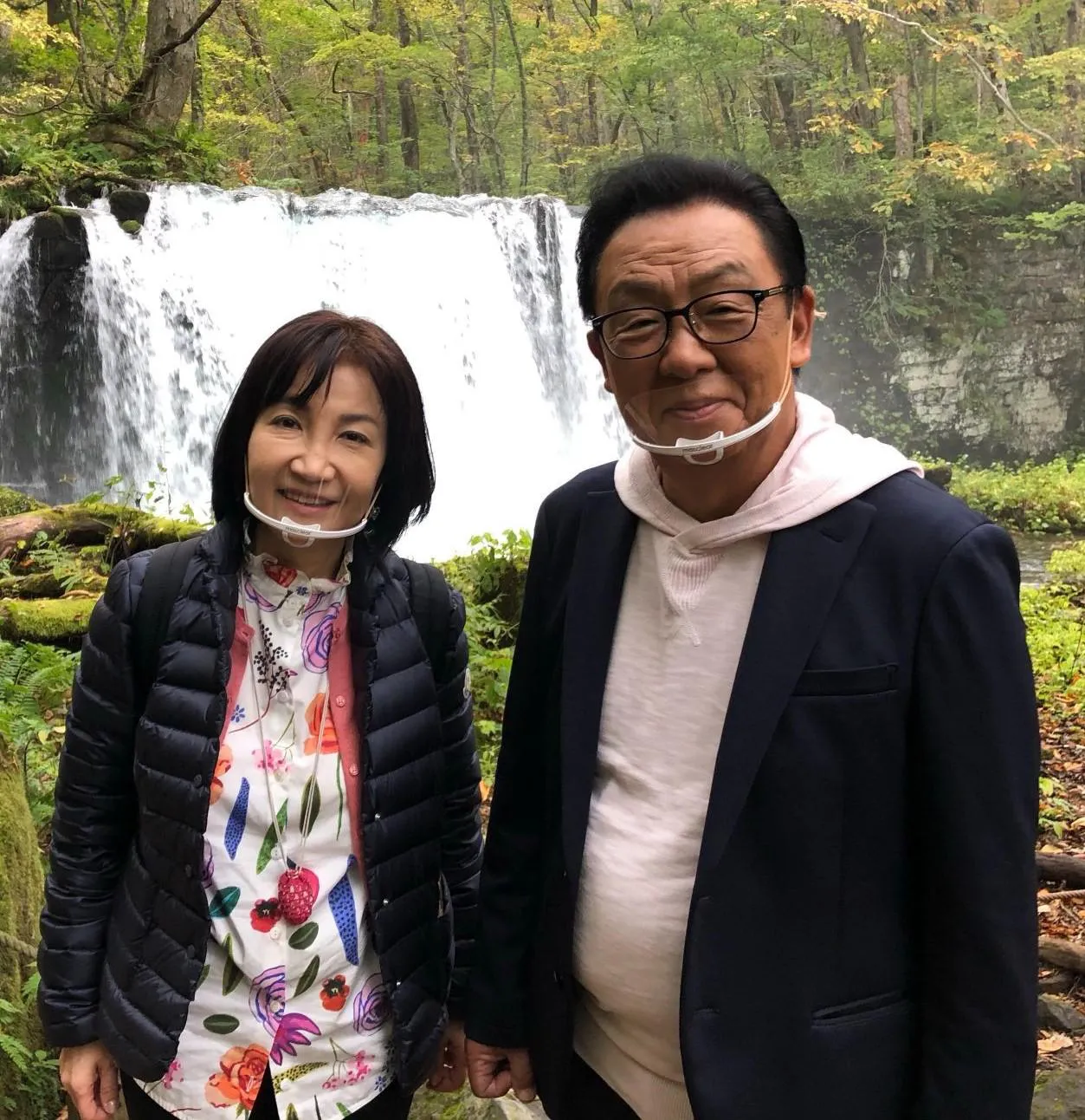 【写真を見る】梅沢富美男もにっこり！結婚30周年を記念し、紅葉散策を行う梅沢夫妻
