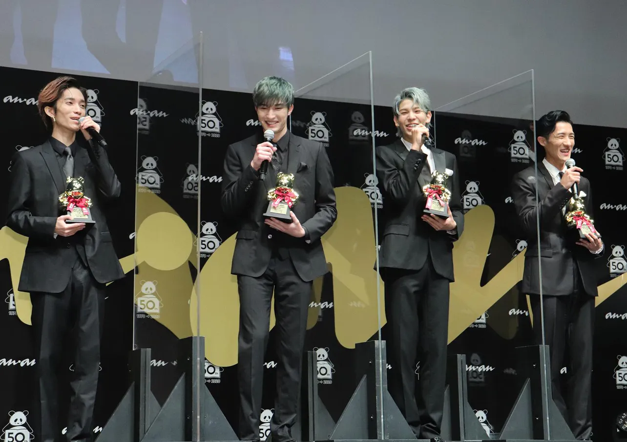 「ananAWARD」授賞式に登壇したSixTONES・田中樹、ジェシー、Snow Man・ラウール、岩本照(写真左から)