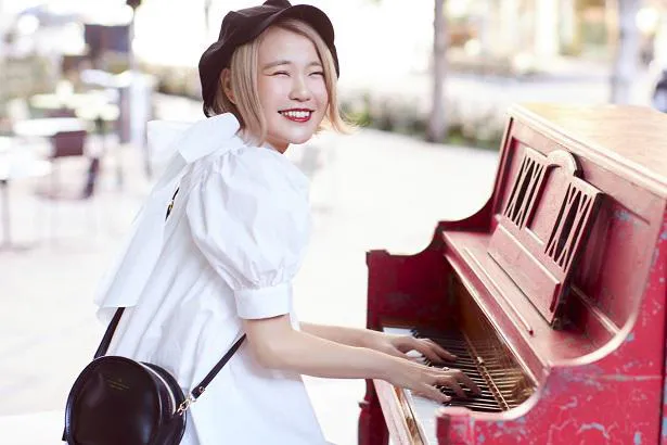 大塚駅のストリートピアノでアニメ「鬼滅の刃」のメドレーを演奏したピアニストYouTuberのハラミちゃん