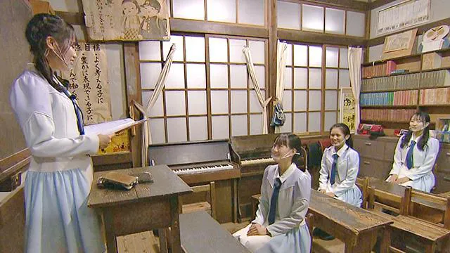 【写真を見る】昭和レトロな雰囲気の小学校で授業？
