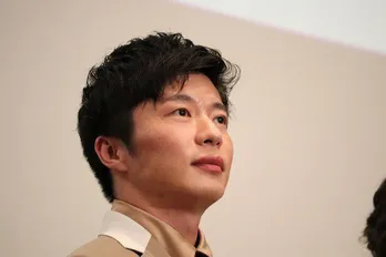 田中圭、痛そう…！ 包帯ぐるぐる巻きの“むすっ”顔SHOTに反響続々「サービス精神ありすぎ」「むすっとしてるのもかわいい…」