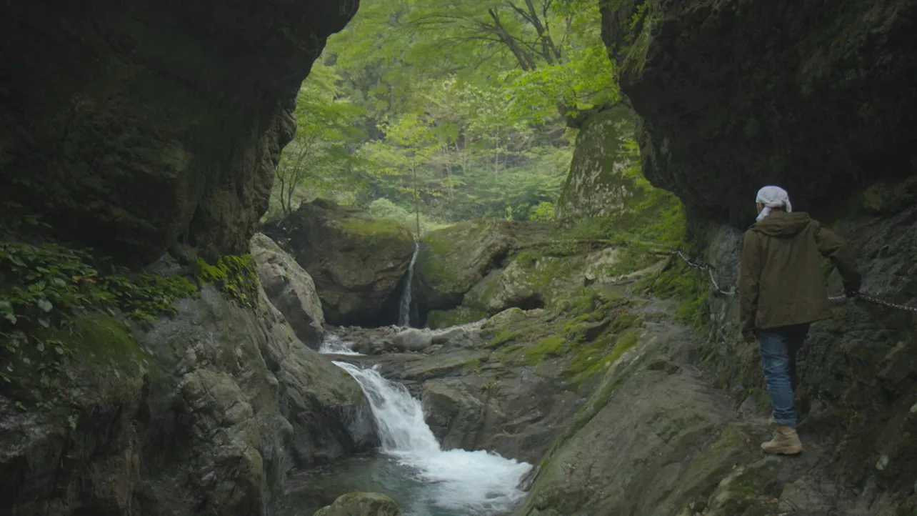 【写真を見る】パワースポットの神戸岩で、ヒロシは何かを感じ取ることができるのか
