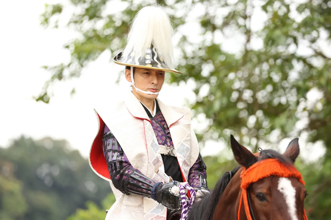 【写真を見る】草なぎ剛演じる徳川慶喜の勇ましい乗馬シーンも！