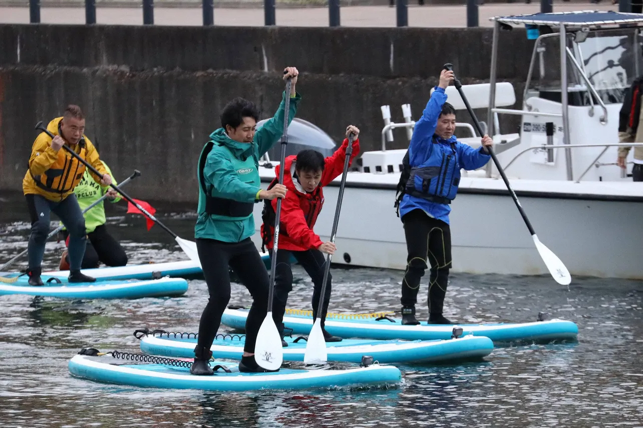 【写真を見る】水上スポーツ「SUP」対決で押し合う出川哲朗、大泉洋、岡村隆史、田中裕二