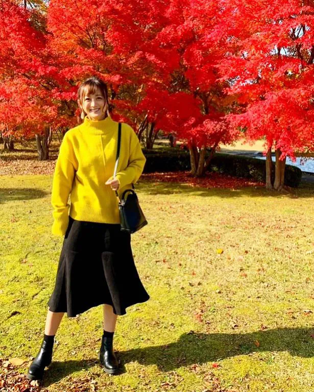 【写真を見る】紅葉をバックに“秋デート風コーディネート姿”を公開した小松彩夏
