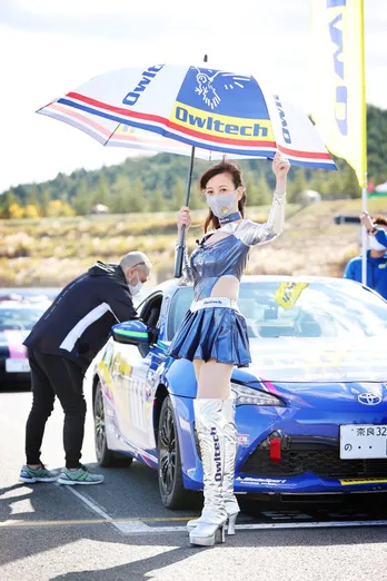 大原がおり、44歳にして夢のレースクイーンデビュー