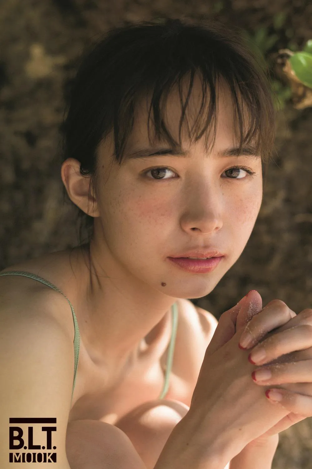 【写真を見る】ナチュラルな表情の井桁弘恵…美しいデコルテライン