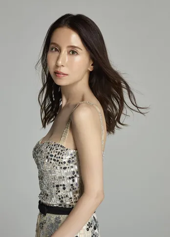 ベストアルバム第2弾をリリースするMay J.のキービジュアル＆ジャケット写真が公開