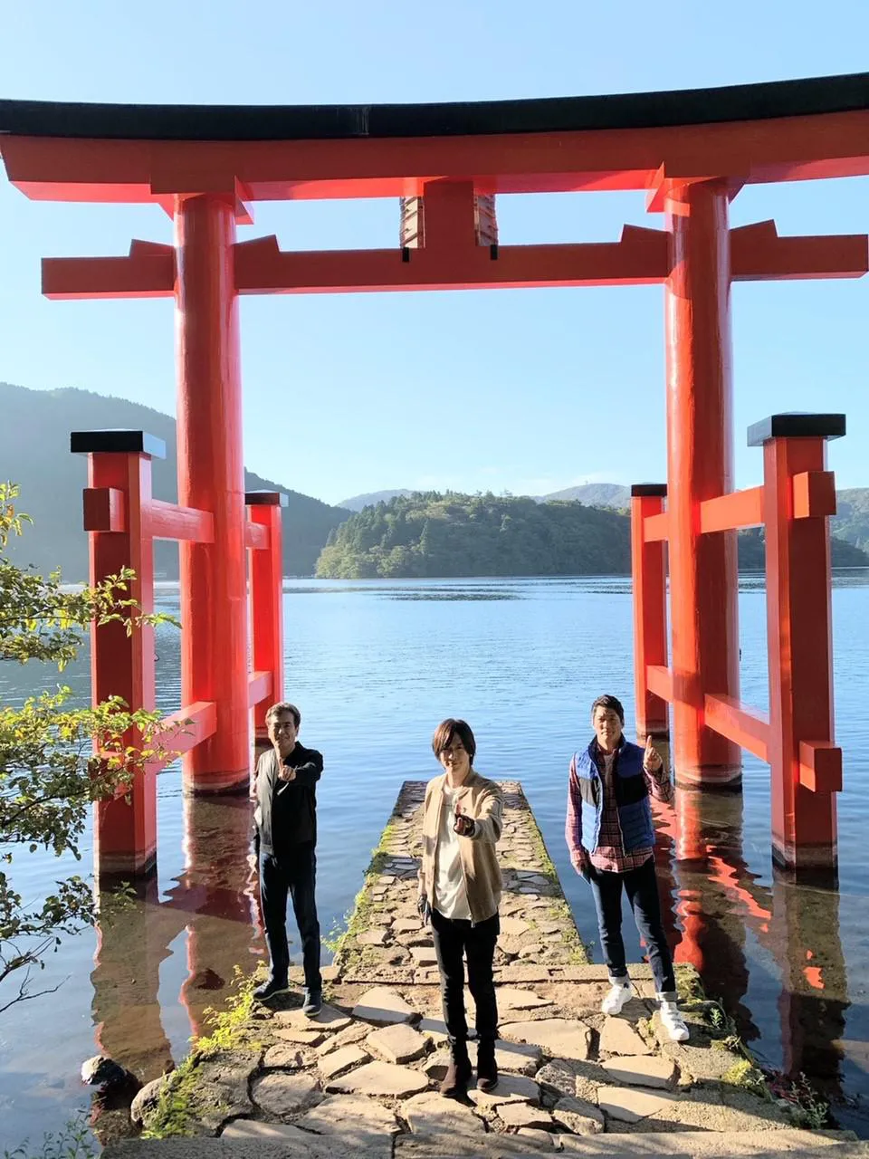 【写真を見る】石原良純、長嶋一茂、DAIGOの3人がパワースポット“箱根神社”を訪れる！