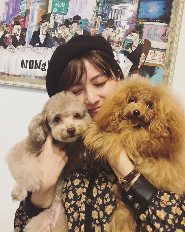 【写真を見る】石川恋、愛犬を抱きしめ満面のスマイルSHOT