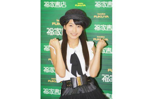 鞘師里保 隙間からチラッと はにかみshotにファン りほりほの破壊力 顔が隠れてもわかるかわいさ Webザテレビジョン