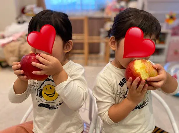 【写真を見る】リンゴを丸かじりしている長女と次女の2ショットを公開したNON STYLEの石田明