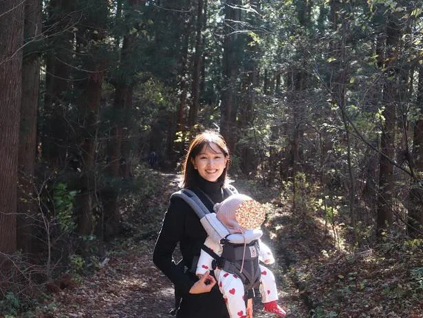 【写真を見る】娘を抱っこひもで抱いた母娘ショットを公開した石橋杏奈