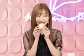 【写真を見る】イチオシ手土産を笑顔で食べるSKE48・須田亜香里