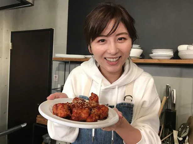 【写真を見る】簡単でおいしい「チキン」を料理した宇賀なつみのドアップSHOT