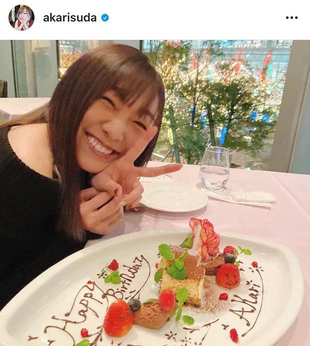 【写真を見る】誕生日ケーキに幸せそうな笑みで顔を寄せる須田亜香里