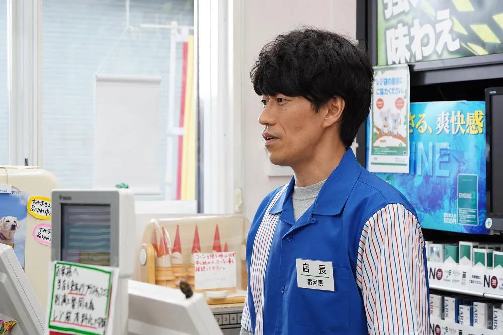 「同期のサクラ」では、コンビニ店店長役として出演した夙川アトム